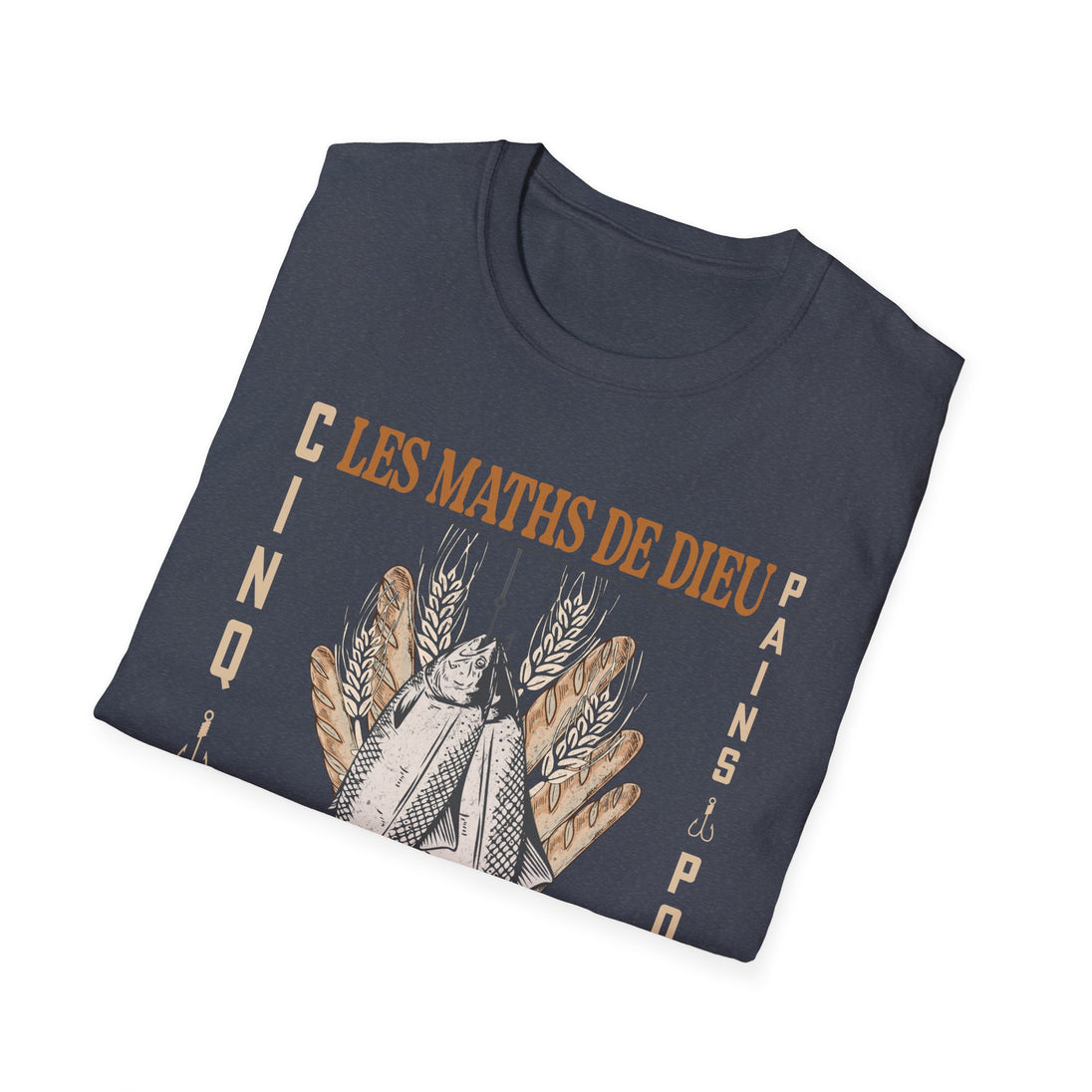 T-shirt gris foncé plié avec une illustration de poissons, de pains et le texte Les Maths de Dieu.