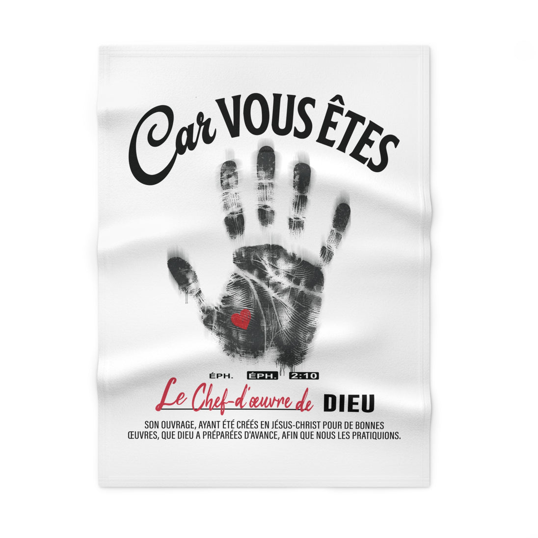 Couverture blanche en polaire avec une empreinte de main noire, un cœur rouge et un verset biblique.