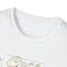 T-shirt blanc pour femme avec un col rond côtelé et une inscription imprimée sur la poitrine.