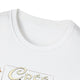 T-shirt blanc pour femme avec un col rond côtelé et une inscription imprimée sur la poitrine.