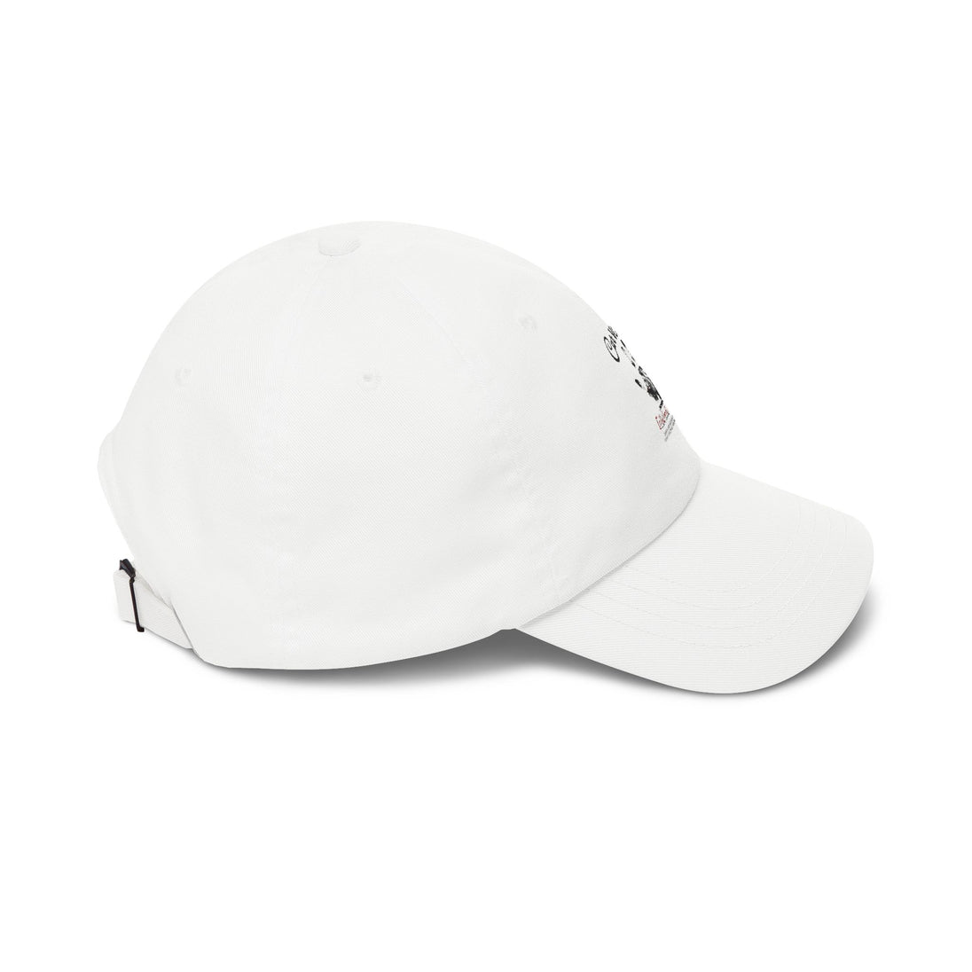 Casquette blanche en coton avec une inscription noire sur le côté et une boucle de réglage.