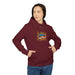 Une femme porte un sweat à capuche bordeaux avec l'inscription Jésus est mon superhéros.