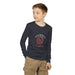 Un enfant porte un t-shirt bleu marine à manches longues avec un motif chrétien sur la poitrine.