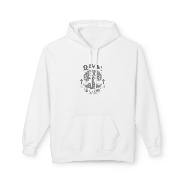 Sweat à capuche blanc avec un motif central d'arbre et de croix et l'inscription Enraciné en Christ.