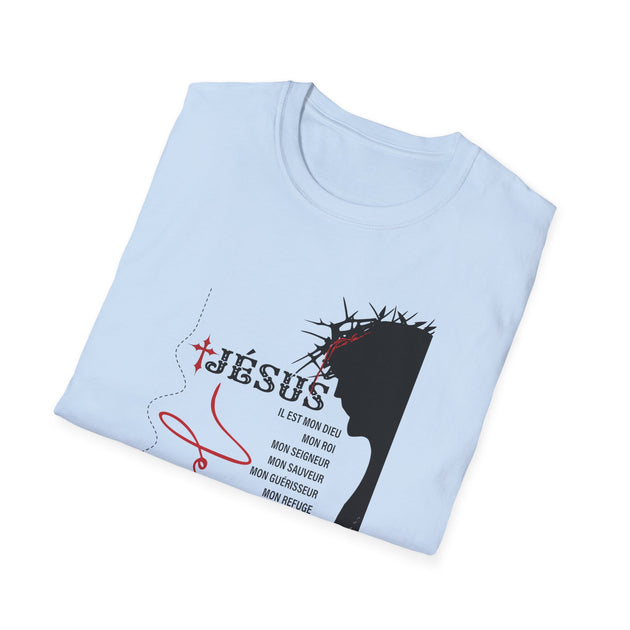 T-shirt bleu clair plié avec une illustration de Jésus et le texte Jésus est mon Dieu.