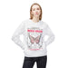 Une femme porte un sweat-shirt blanc avec un motif de papillon et un texte religieux en français.