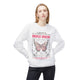 Une femme porte un sweat-shirt blanc avec un motif de papillon et un texte religieux en français.