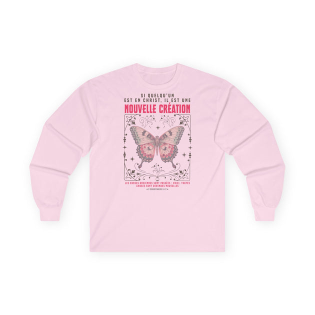 T-shirt rose à manches longues pour femme avec un papillon et un verset biblique imprimés.