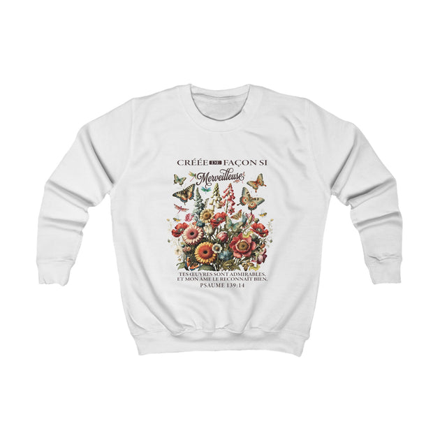 Sweatshirt blanc pour enfant orné d'un motif floral, de papillons et d'un verset biblique.