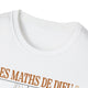 T-shirt blanc à col rond avec l'inscription Les Maths de Dieu imprimée en lettres marron.