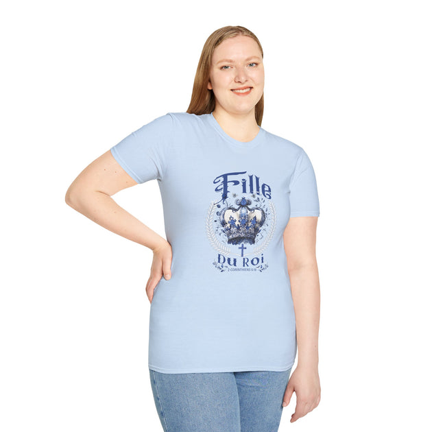 Une femme porte un t-shirt bleu clair avec l'inscription Fille du Roi et une couronne.