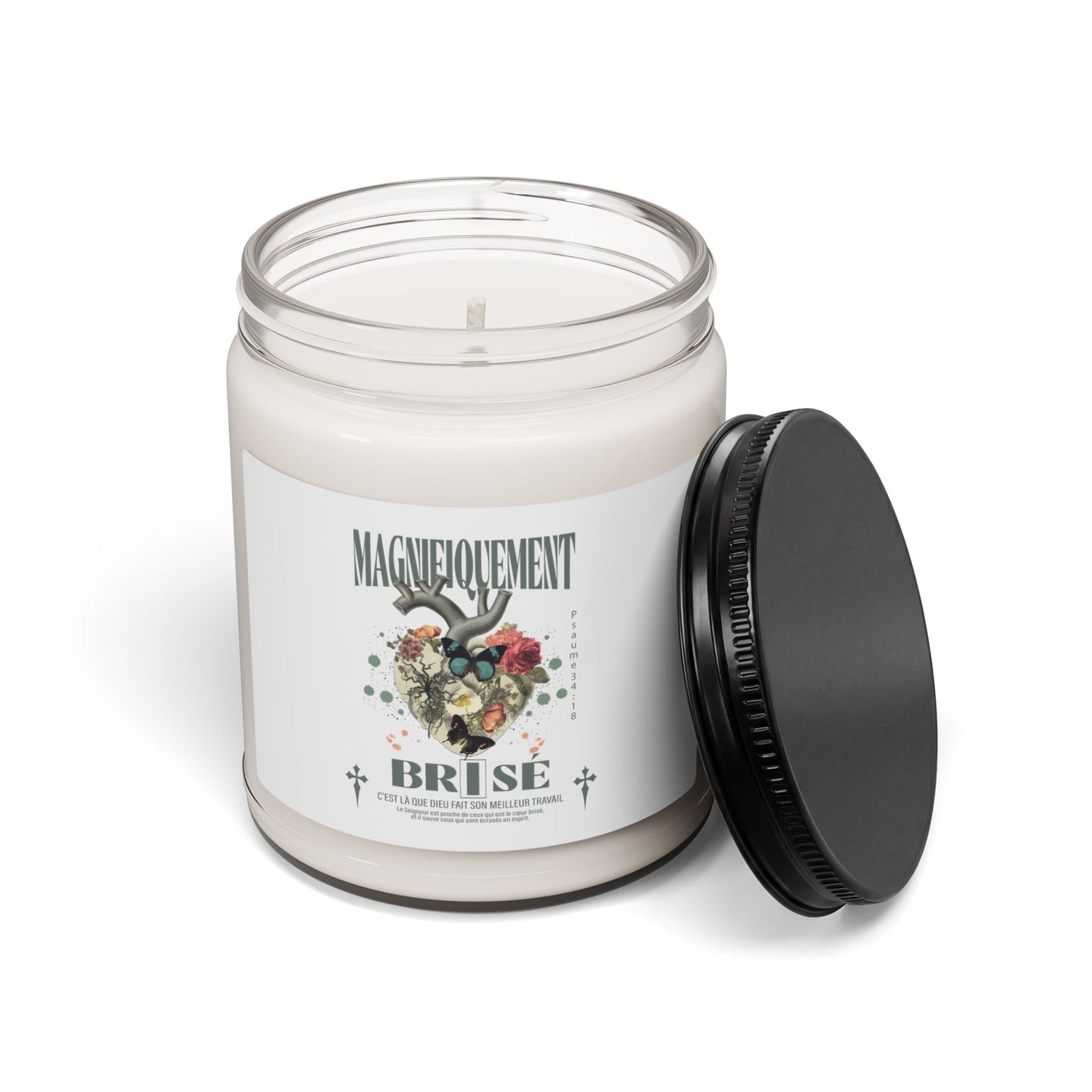 Une bougie en cire blanche dans un pot en verre avec un couvercle noir et une étiquette illustrée.