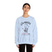 Une femme porte un sweat-shirt blanc avec une empreinte de main et un texte religieux en français.