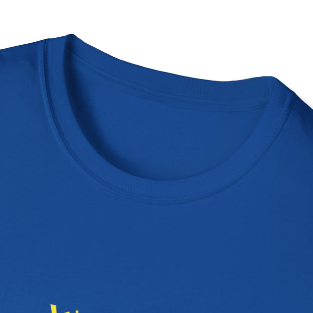 T-shirt bleu à col rond avec une inscription jaune partielle.