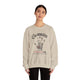 Une femme porte un sweat-shirt beige avec une empreinte de main et un texte religieux en français.
