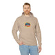 Un homme porte un sweat à capuche beige avec le texte Jésus est mon superhéros sur la poitrine.