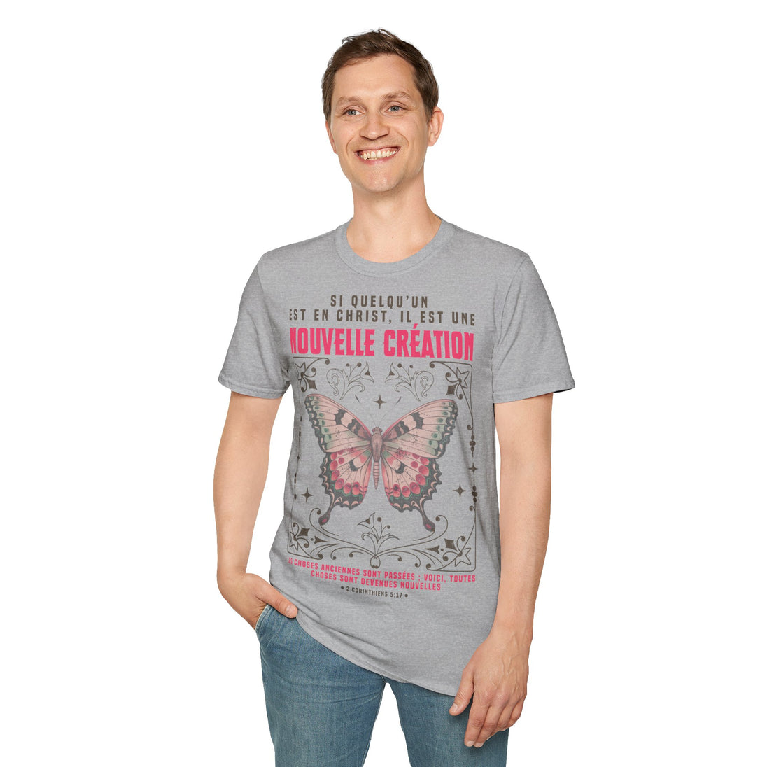 Un homme porte un t-shirt gris orné d'un papillon et d'un verset biblique en français.