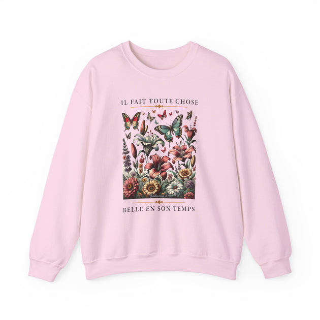 Sweat-shirt rose pâle avec une illustration de fleurs et papillons et le texte en français.