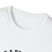 Gros plan sur le col rond côtelé d'un t-shirt blanc en coton.