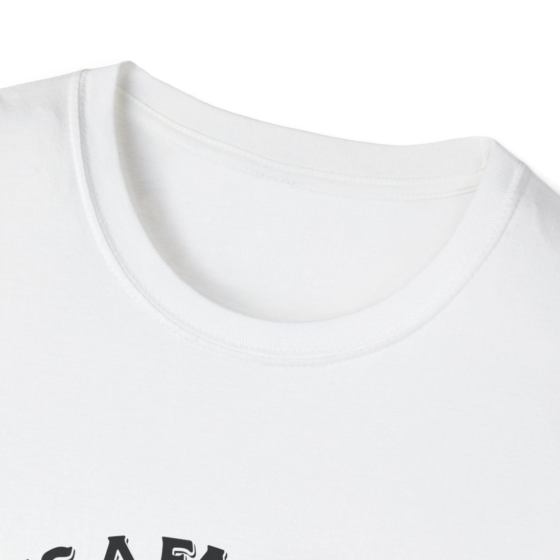 Gros plan sur le col rond en tricot côtelé d'un t-shirt blanc pour homme.