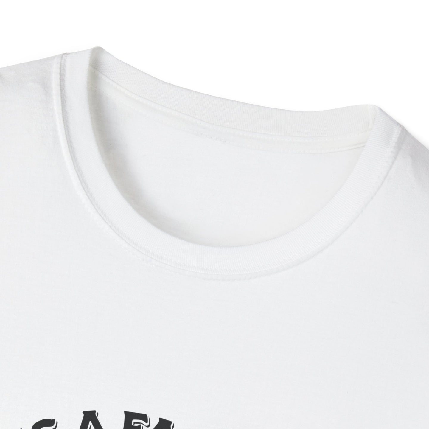 Gros plan sur le col rond en tricot côtelé d'un t-shirt blanc pour homme.