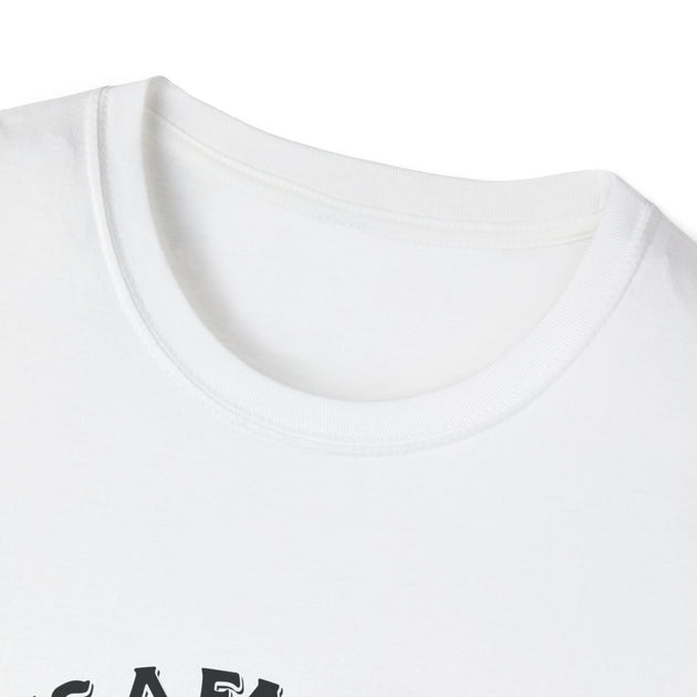 Gros plan sur le col rond en tricot côtelé d'un t-shirt blanc pour homme.