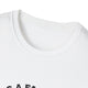 Gros plan sur le col rond en tricot côtelé d'un t-shirt blanc pour homme.