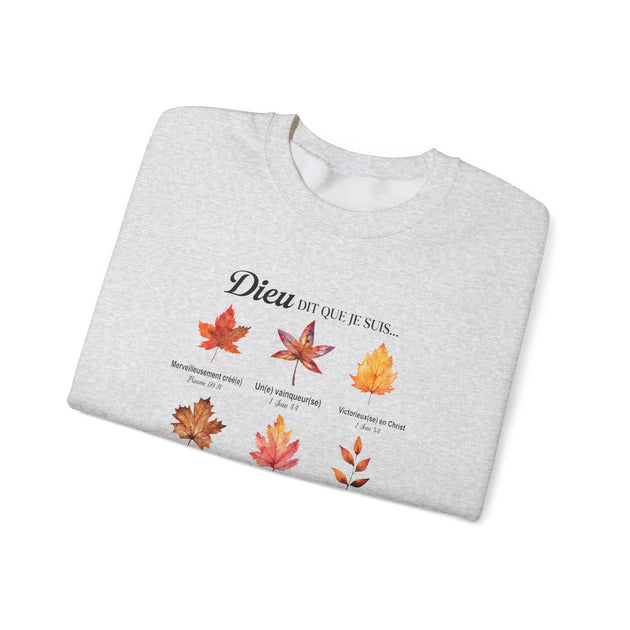 Sweat-shirt gris plié orné de feuilles d'automne et du texte Dieu dit que je suis.