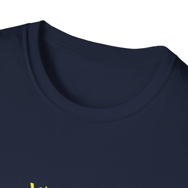 Gros plan sur le col rond d'un t-shirt bleu marine en coton.