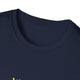 Gros plan sur le col rond d'un t-shirt bleu marine en coton.
