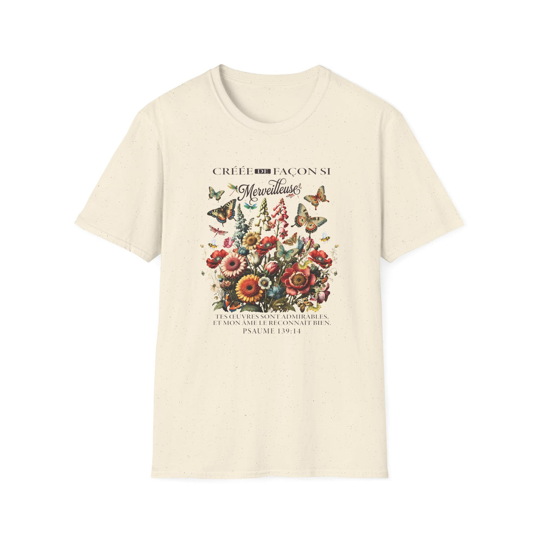 T-shirt beige en coton avec un imprimé floral, des papillons et un verset biblique en français.