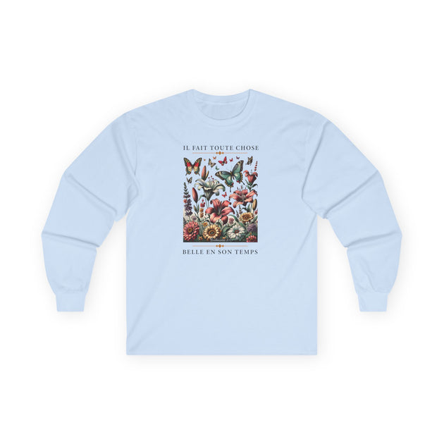 T-shirt bleu clair à manches longues avec un motif floral et papillons et une inscription française.