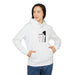 Une femme porte un sweat à capuche blanc avec une illustration de Jésus et du texte en français.