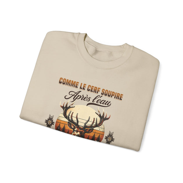Sweat-shirt beige plié avec une illustration de cerf et le texte Comme le cerf soupire après l'eau.