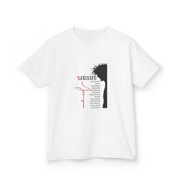 T-shirt blanc pour enfant avec une illustration de Jésus et une liste de ses attributs en français.