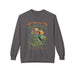 Sweat-shirt gris à col rond avec un motif de paon et le texte biblique Romains 12:2.