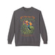 Sweat-shirt gris à col rond avec un motif de paon et le texte biblique Romains 12:2.