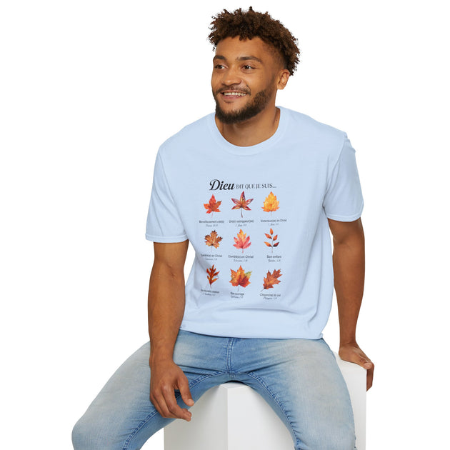 Un homme porte un t-shirt bleu clair orné de feuilles d'automne et de textes bibliques.