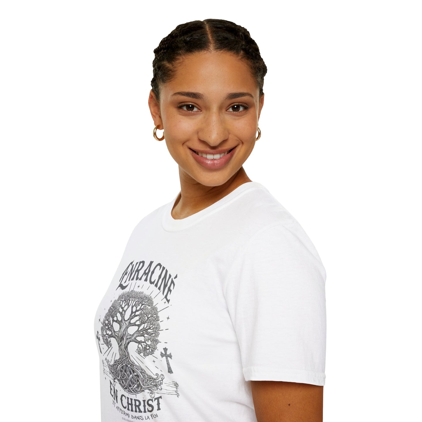 Une femme porte un t-shirt blanc avec une illustration d'arbre et le texte Enraciné en Christ.
