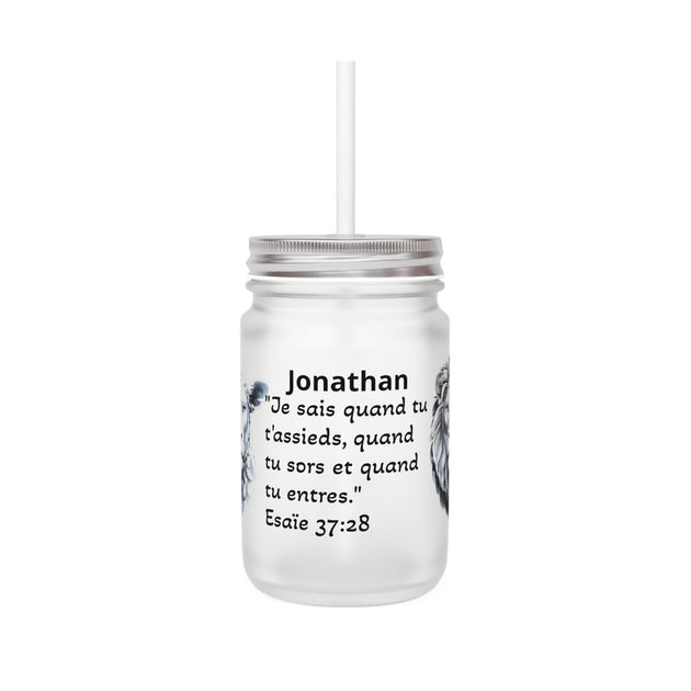 Chope en verre dépoli avec couvercle, paille et une inscription personnalisée.