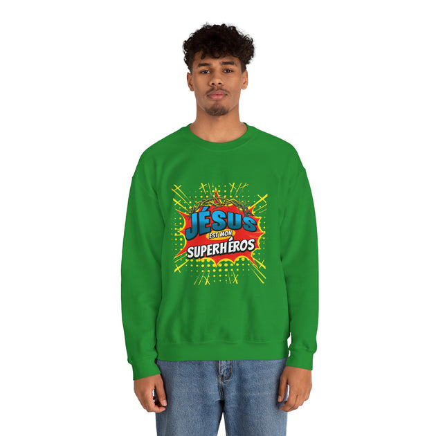 Un homme porte un sweatshirt vert avec l'inscription Jésus est mon superhéros en style comics.