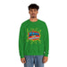 Un homme porte un sweatshirt vert avec l'inscription Jésus est mon superhéros en style comics.