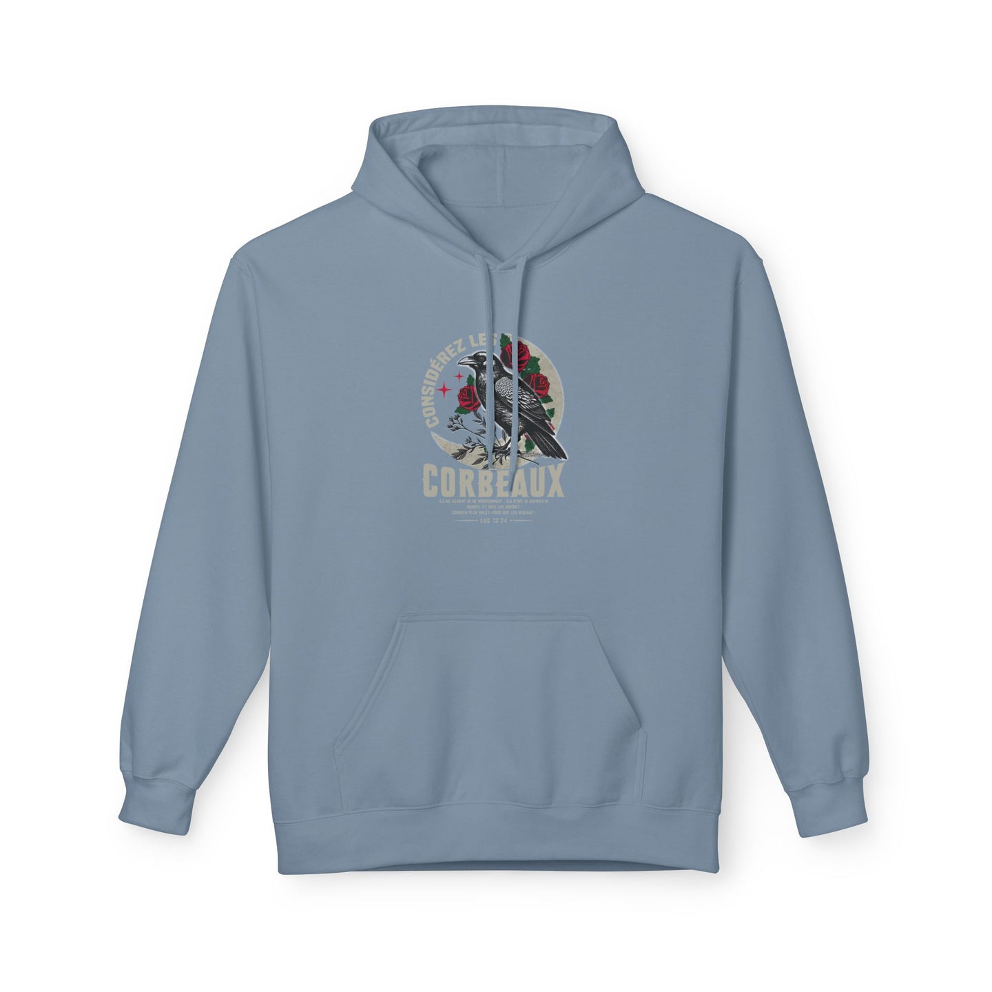 Sweat à capuche bleu ciel avec une illustration de corbeau et de roses sur la poitrine.