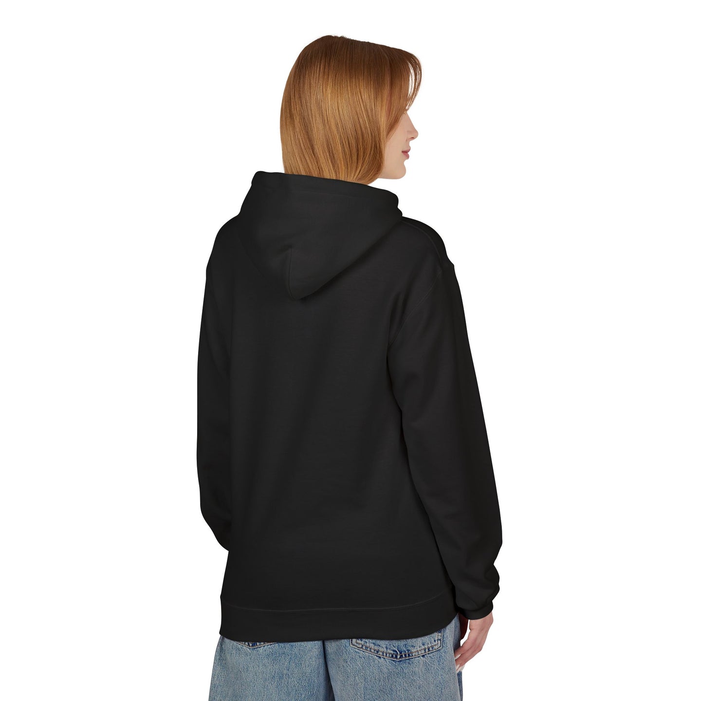 Une femme porte un sweat à capuche noir uni vu de dos.