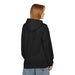 Une femme porte un sweat à capuche noir uni vu de dos.