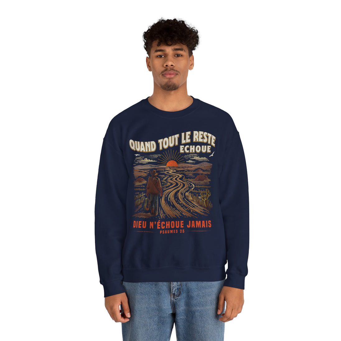 Un homme porte un sweatshirt bleu marine avec une illustration de paysage et un message religieux.