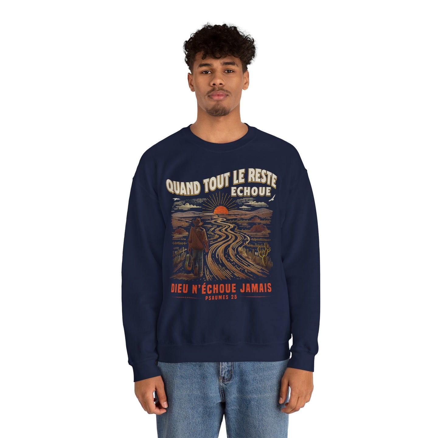 Un homme porte un sweatshirt bleu marine avec une illustration de paysage et un message religieux.