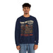 Un homme porte un sweatshirt bleu marine avec une illustration de paysage et un message religieux.