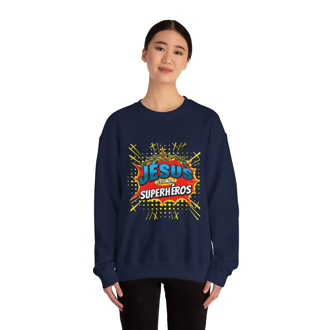 Une femme porte un sweatshirt bleu marine avec l'inscription Jésus est mon superhéros.