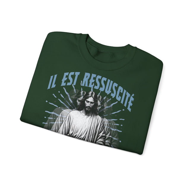 Sweatshirt vert foncé avec l'inscription Il est ressuscité et une illustration de Jésus.